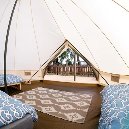 Glamping Komarno Campo de lujo