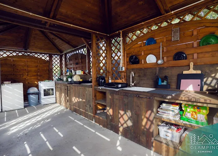 אוהל מפואר Glamping Komarno *